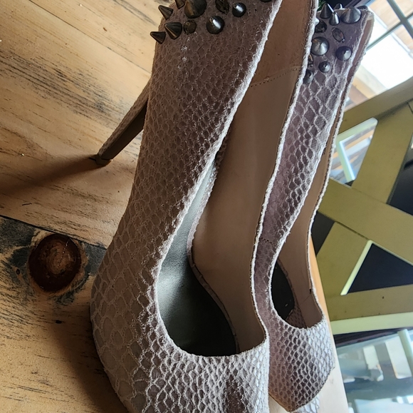 Vera Wang high heels size 8 beige patterned with studs and rhinestones - Picture 7 of 7